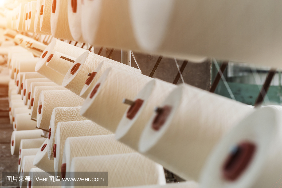 在机器上生产用于服装、布料、纺织品的棉织物